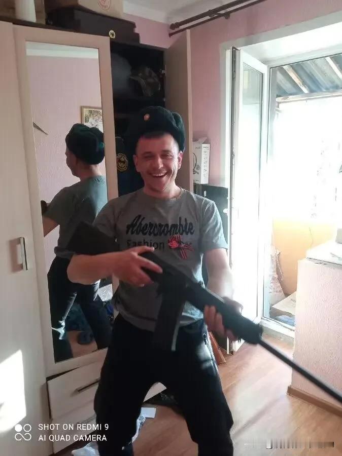 1名从乌克兰战场归来的俄罗斯“英雄”涉嫌谋杀2名农民被通缉。
32 岁的阿尔乔姆