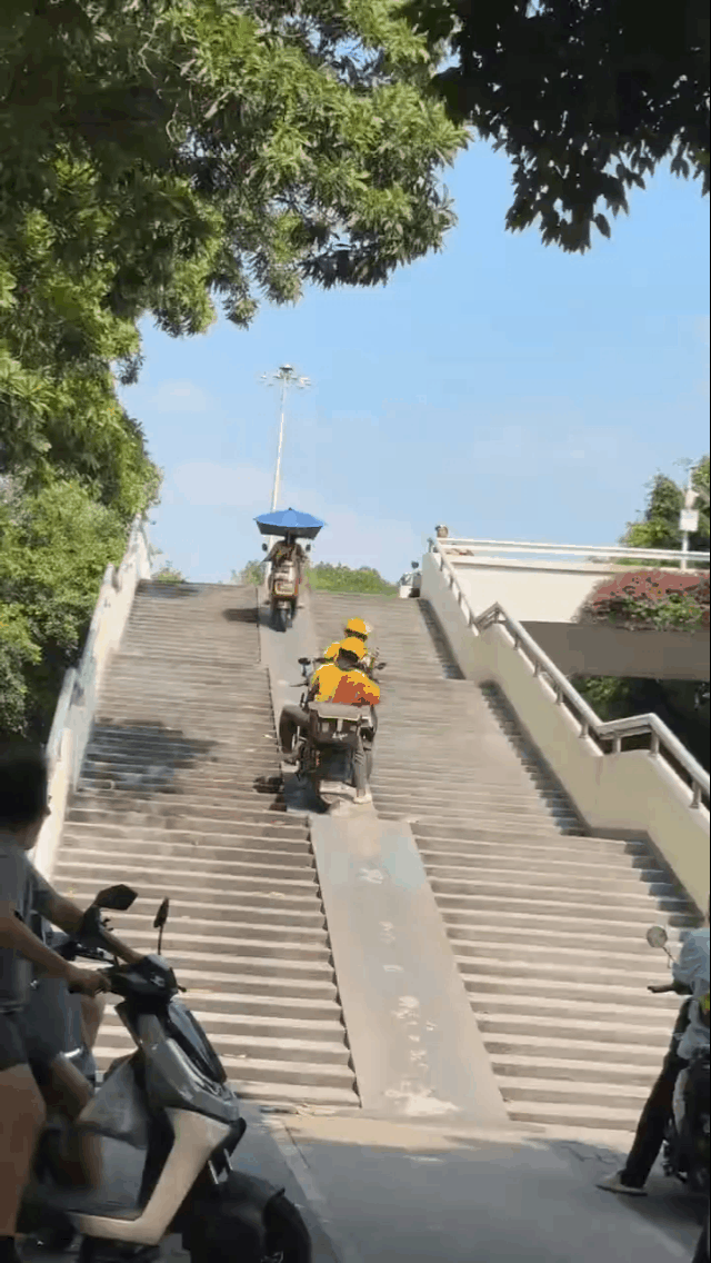 你们有精神病吧？[费解][怒骂][白眼][允悲]妈的智障 ​​​