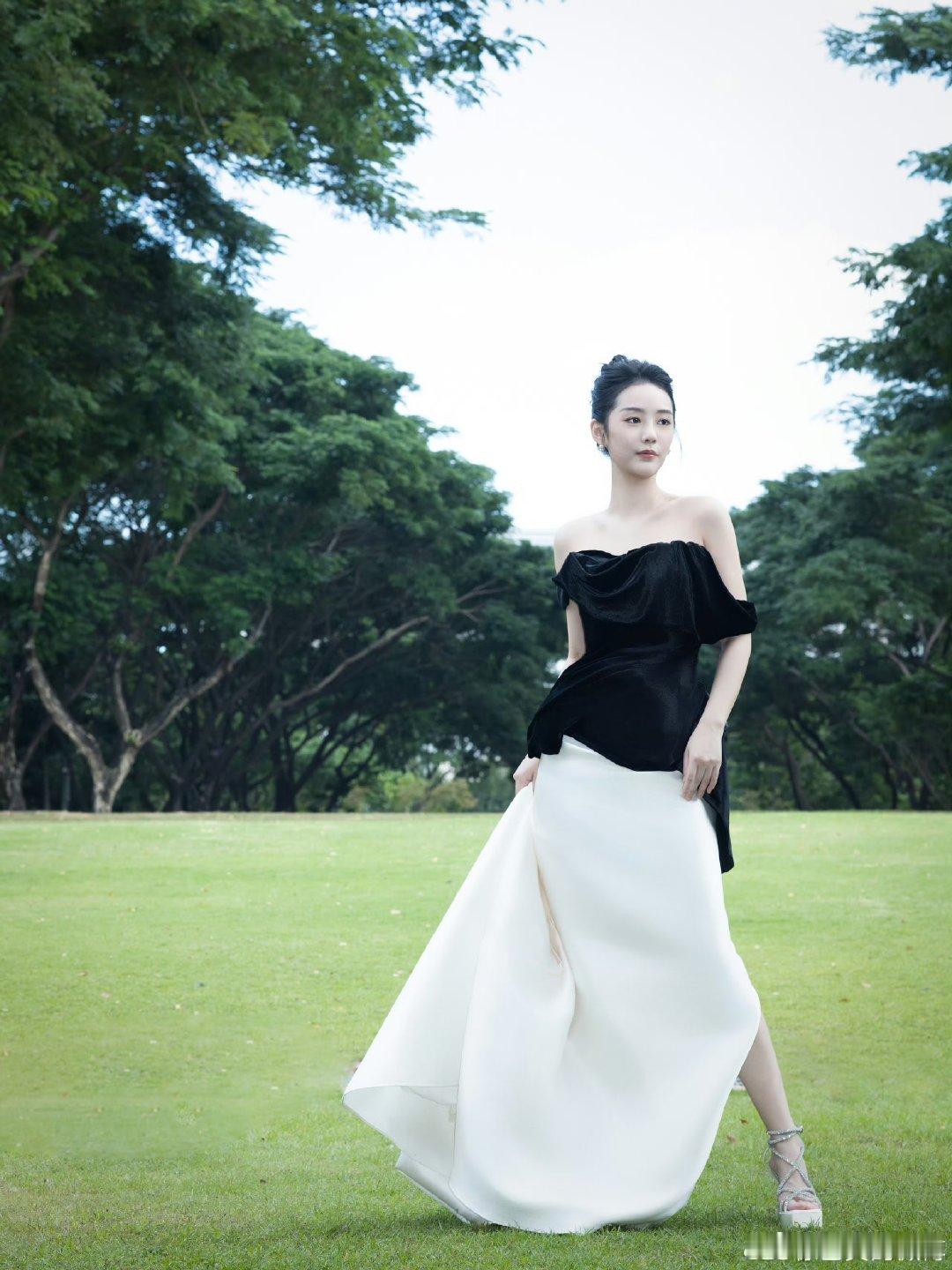 徐艺真曝剧组坐苹果箱被工作人员骂 身体不舒服坐个苹果箱都被吼着起身，明明不是贵重