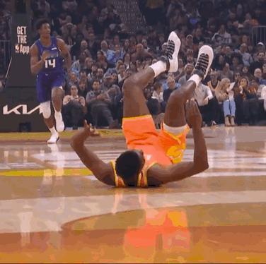 布莱恩特-托马斯在庆祝“你太小了”时被自己的脚绊倒了🤣