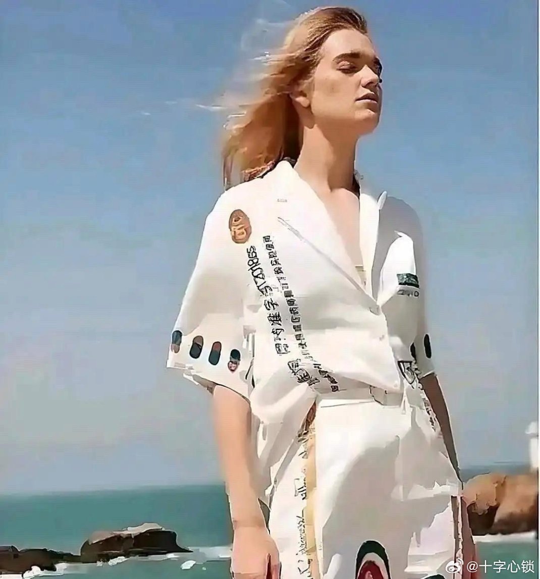 但凡她懂点中文都不会去穿这件衣服的，有点好尴尬￼ 