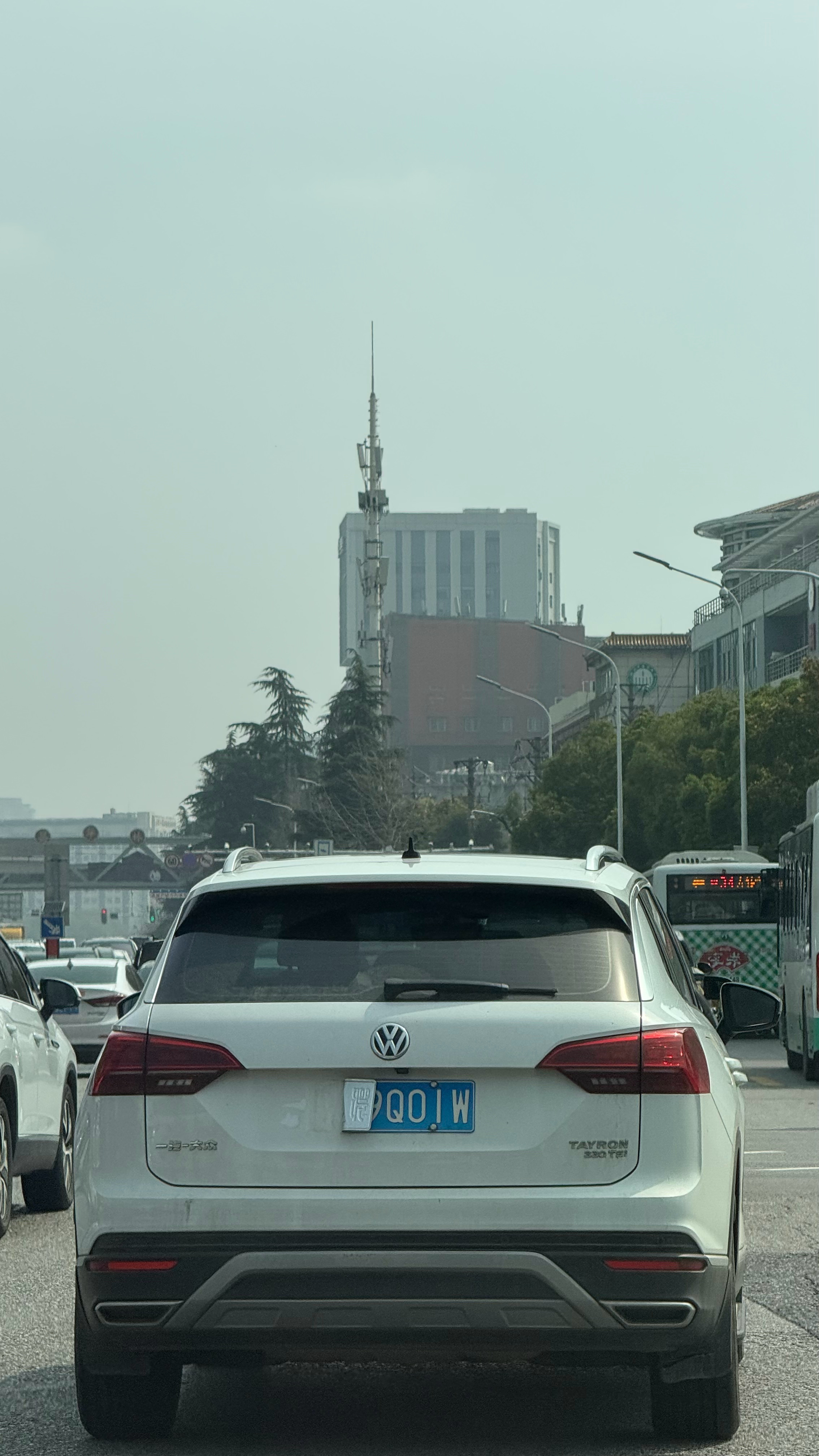 你们说车主知不知道牌照被人掰了