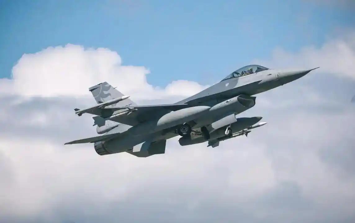 经过一夜的搜寻，台湾方面仍未找到，昨日坠海的F-16飞行员，台湾海巡部门称，昨晚