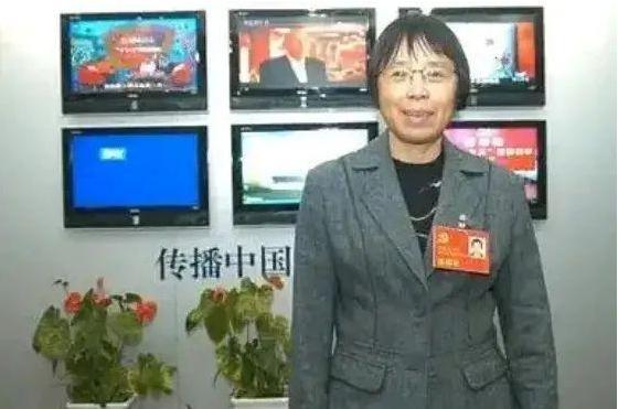 2007年，张桂梅应邀参加央视节目录制。走进演播室时，导演看了一眼她的穿着，皱眉
