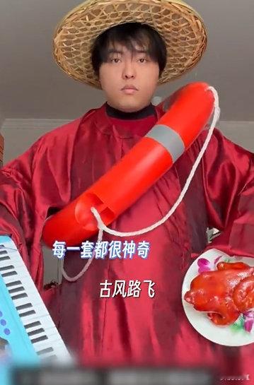 我pick桃黑黑这个穿着 桃黑黑进军的是猎奇穿搭界 桃黑黑真的太会玩穿搭了，不走