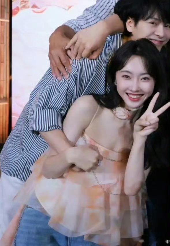 徐海乔和宣璐这么亲密的接触[哆啦A梦害怕][哆啦A梦害怕][哆啦A梦害怕]莫非真