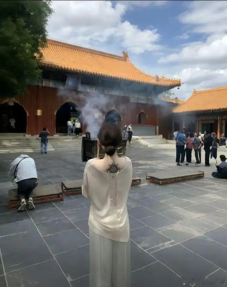 穿成这样，手里拿着LV，还去烧香拜佛，有钱人也有烦恼吗 ​ ​​​