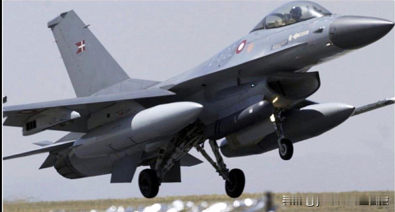 土耳其军方16日称，土空军出动F-16战机、在靠近土耳其的黑海沿岸上空击落了一架