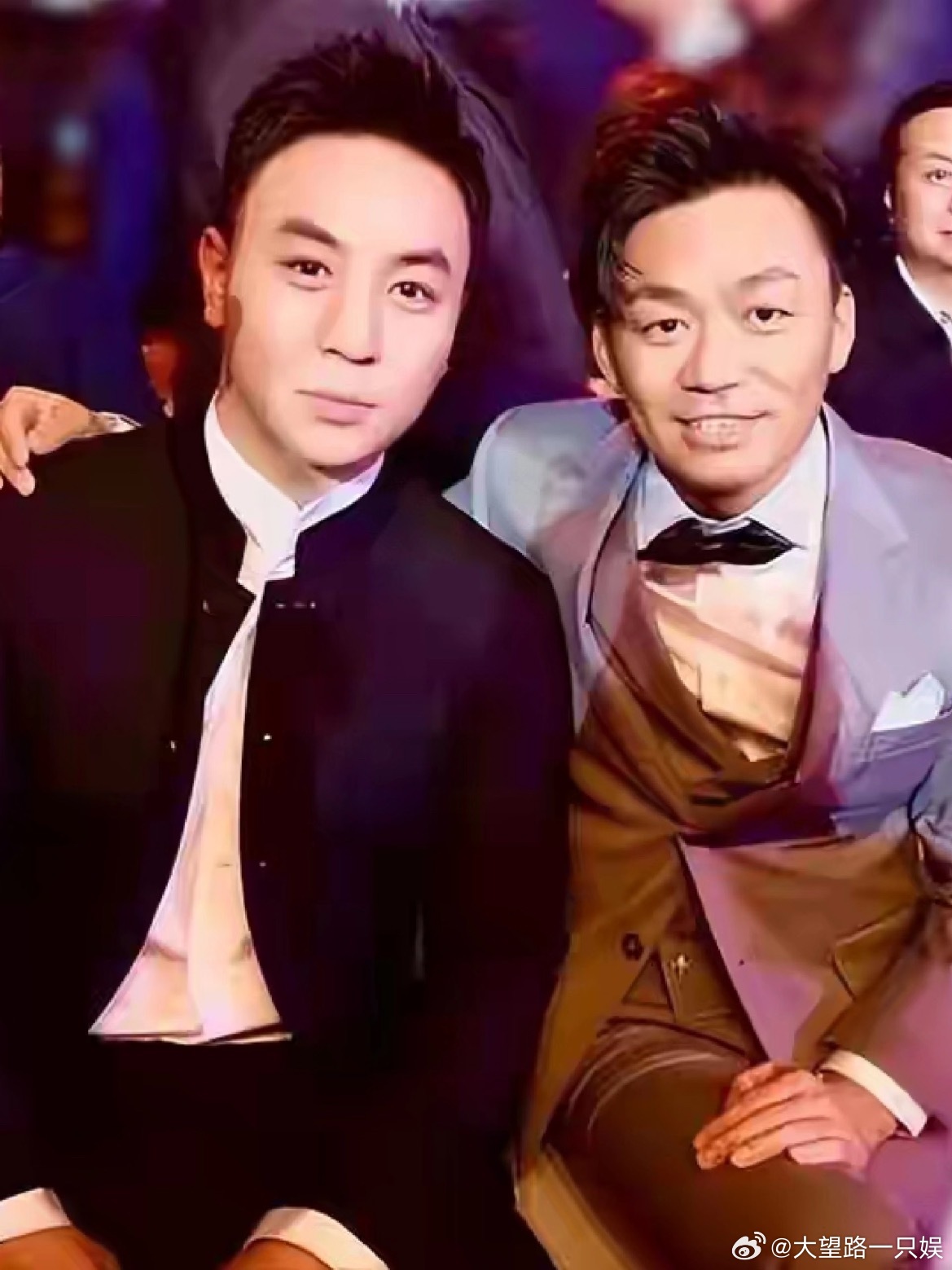 释小龙探班王宝强新电影《狠家伙》，从少林同门到现在，这么多年过去了，两人关系是真