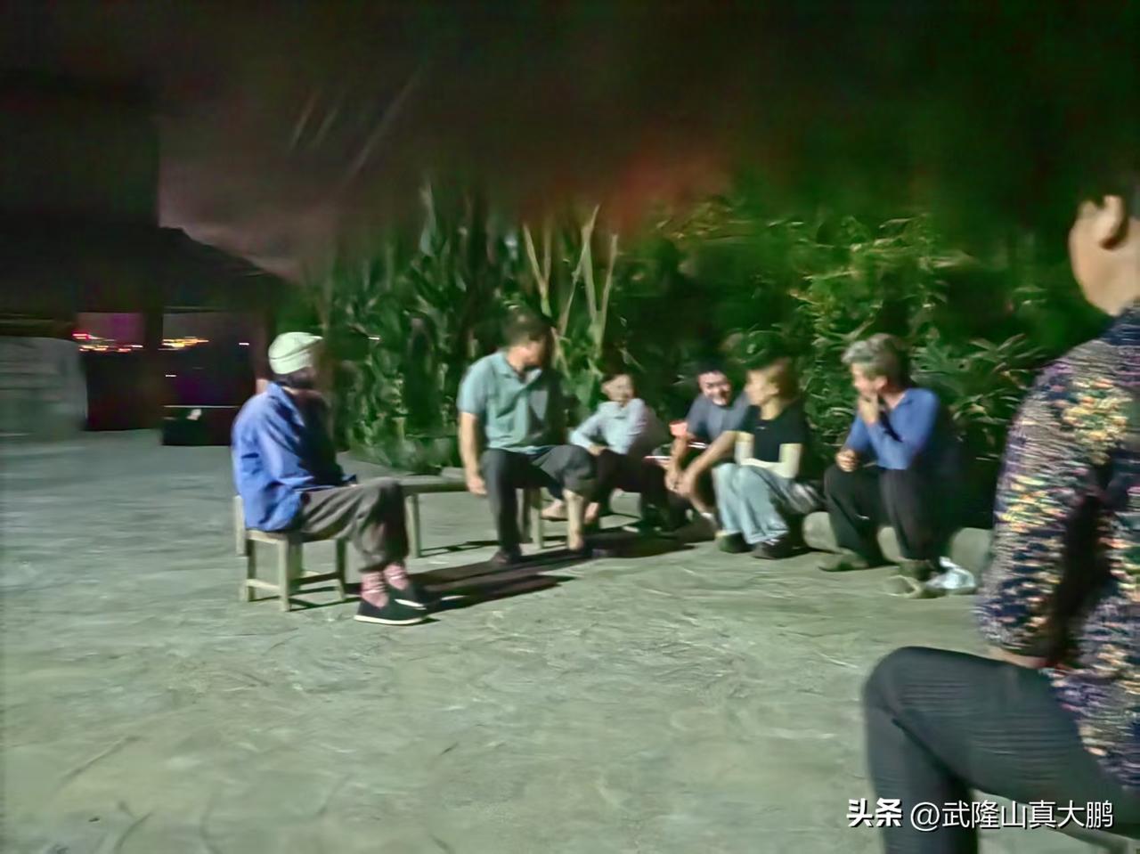 做美发守不完的门店、接不完的客人，整整半年没能回武隆，心里总放不下外婆。
每天被
