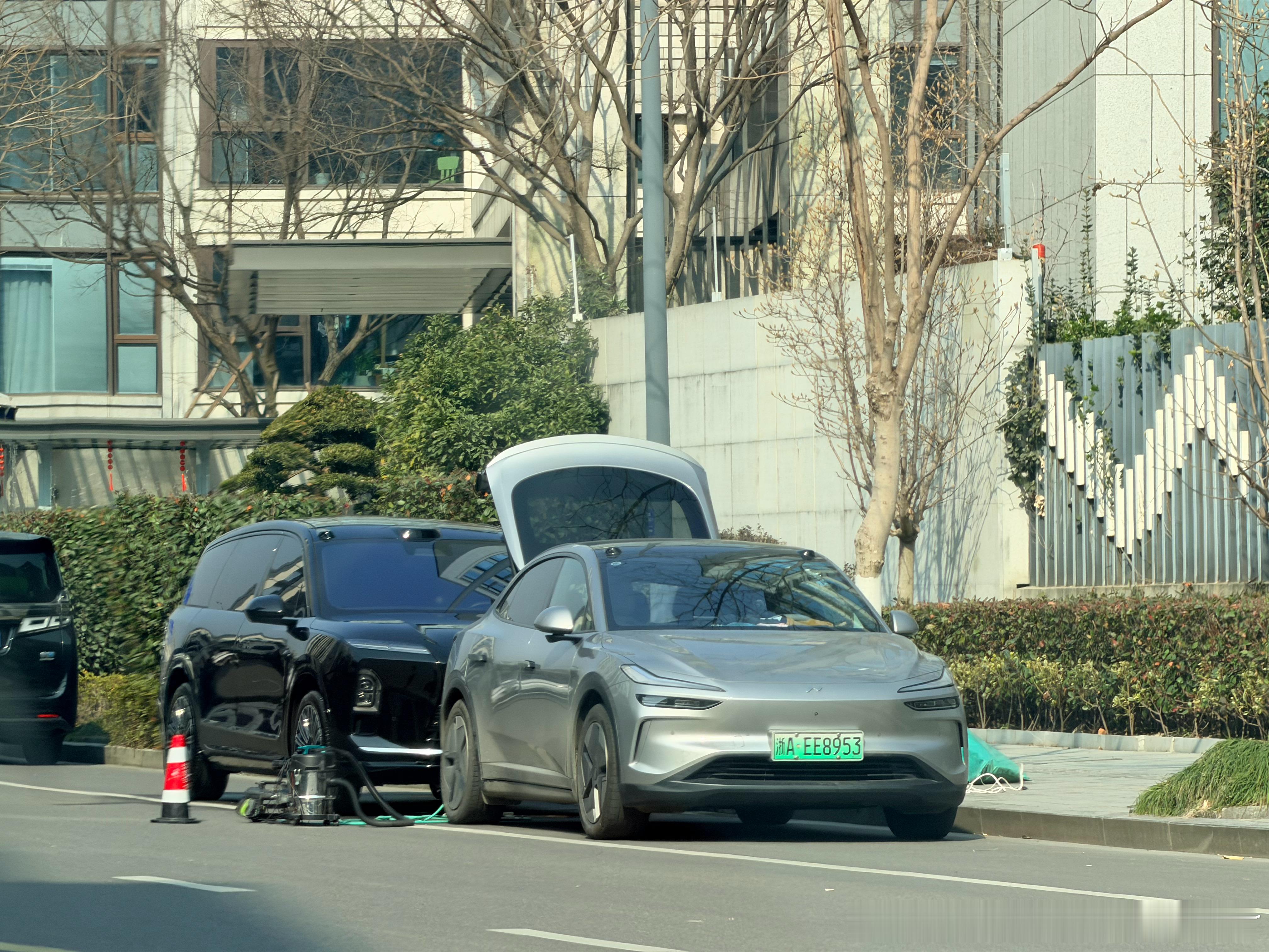 又在家门口看到蔚来上门洗车服务，这次服务的还是三八的新车主蔚来