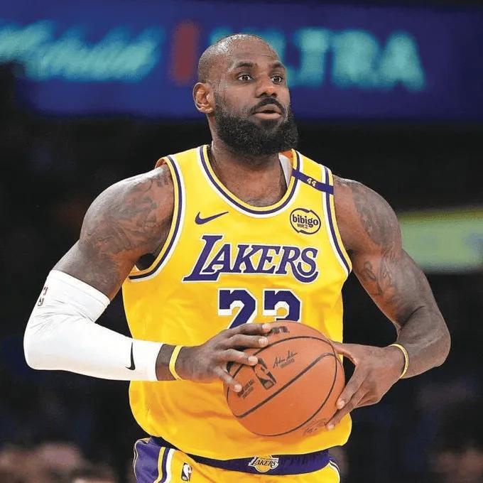 据美媒Basketball Talk报道，勒布朗-詹姆斯和里奇保罗预计将向湖人索