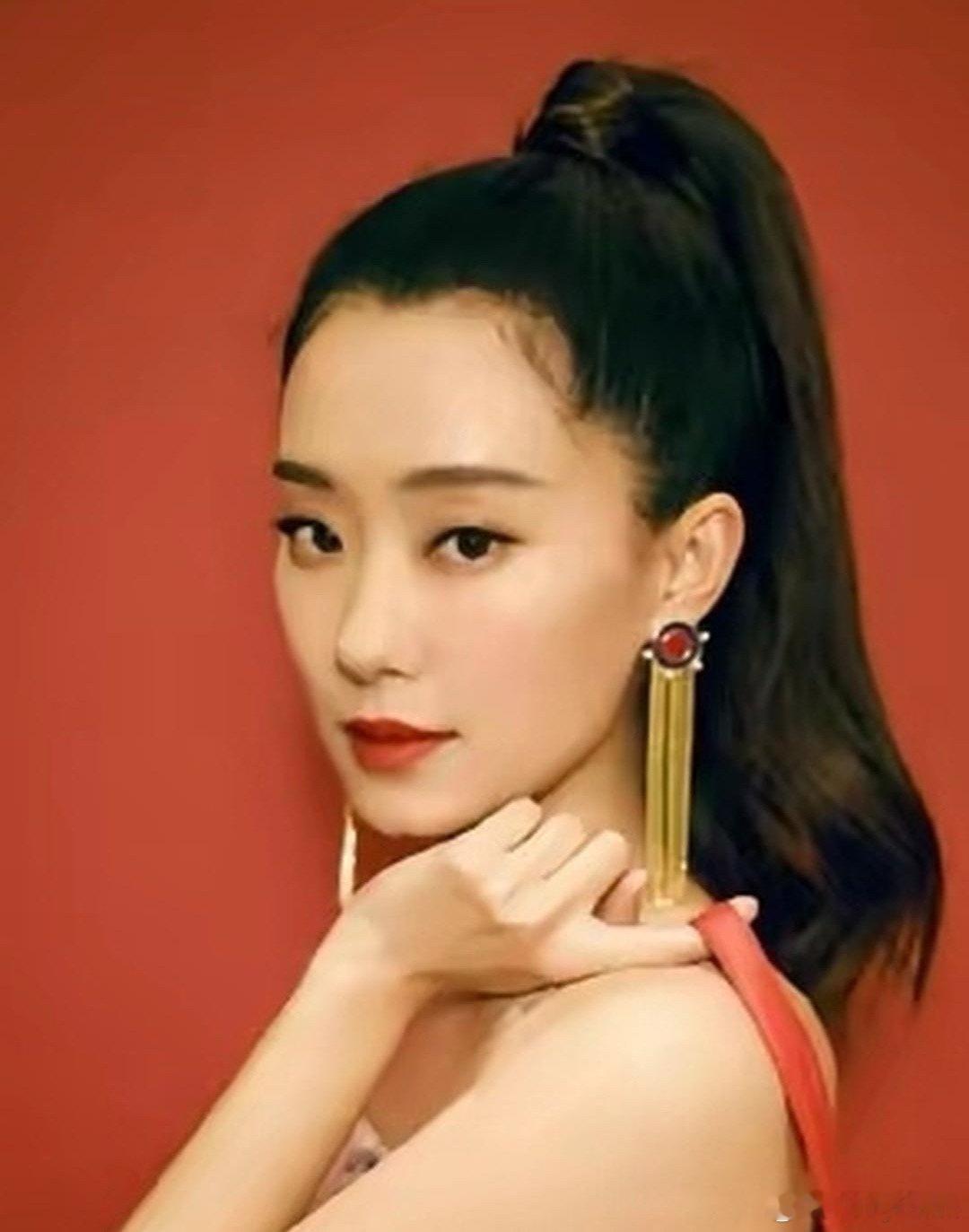 张小斐这次是真摊上大事了。周星驰64岁，把3.8亿成本的《功夫女足》全押她身上。
