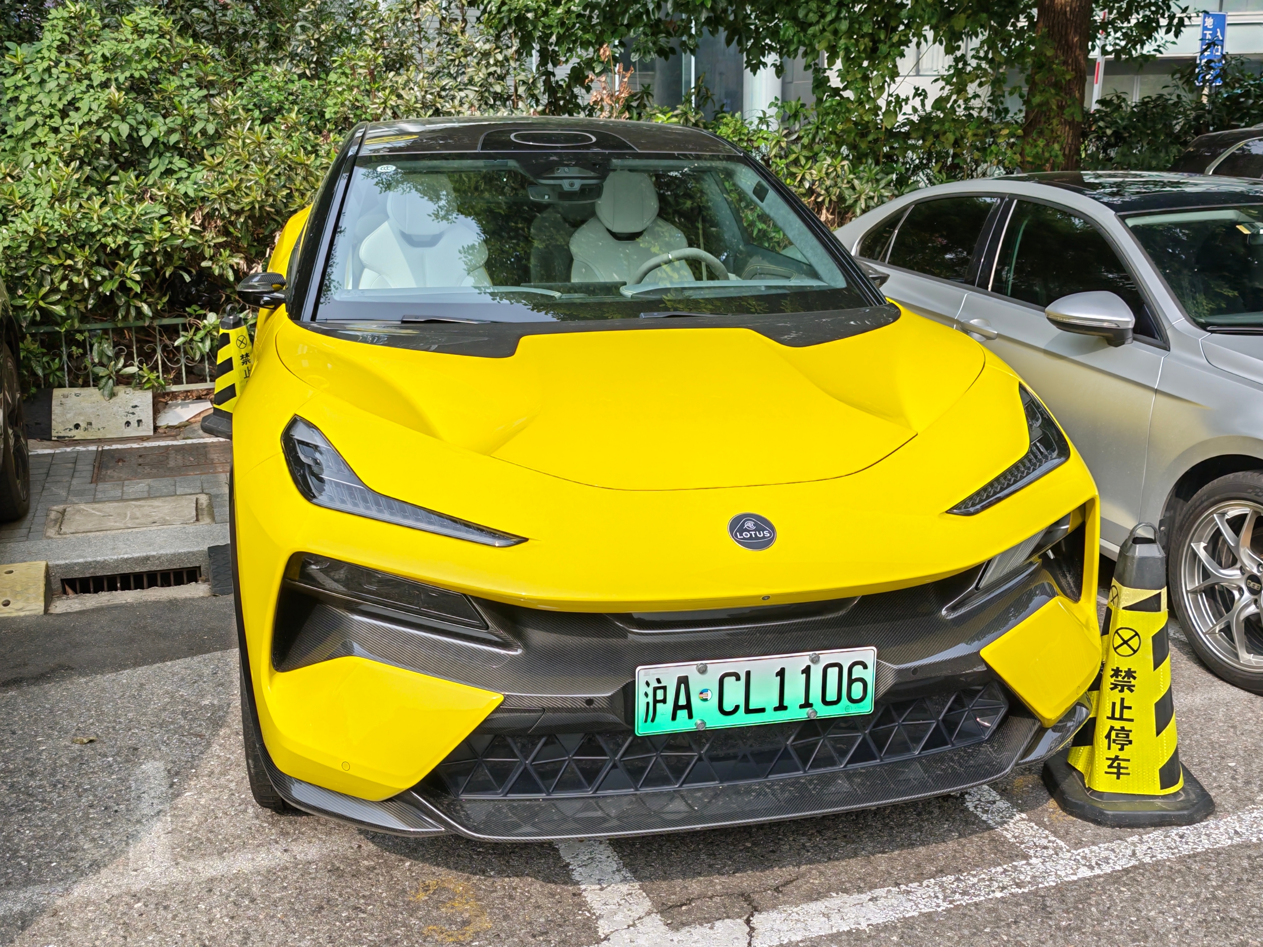 这两天在上海出差，顺带试试莲花跑车Eletre[馋嘴]灰色比黄色感觉更好看啊  