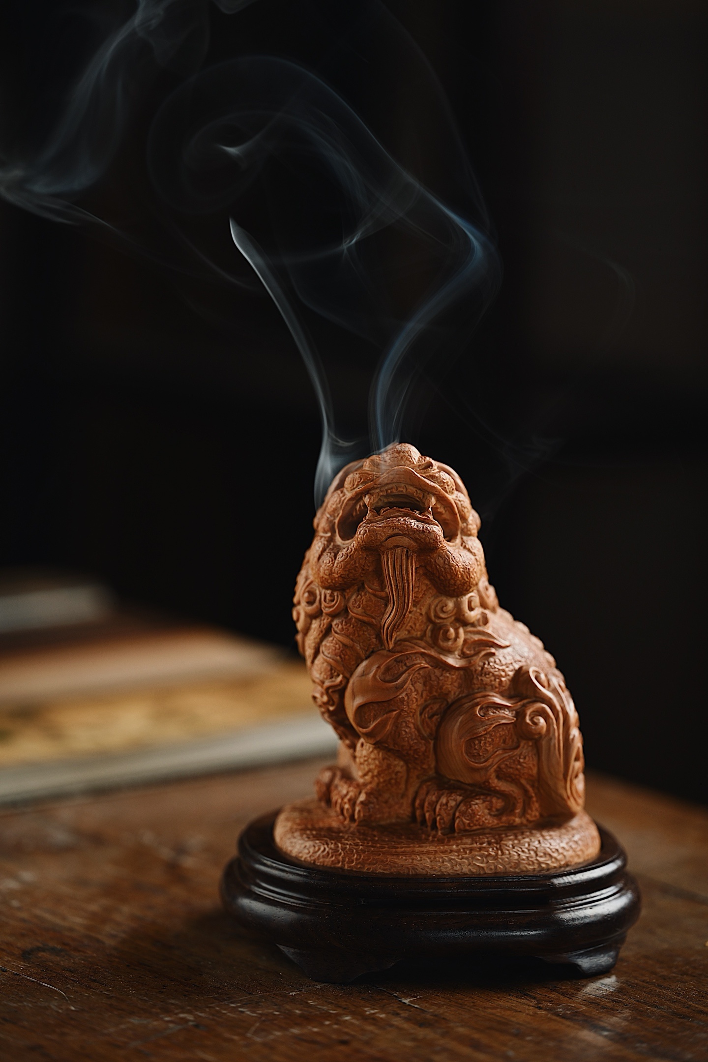 崖柏 | 望天吼 香炉色泽温润，清香悠远。瑞兽昂首雄踞，神态威猛传神，巧作香薰内