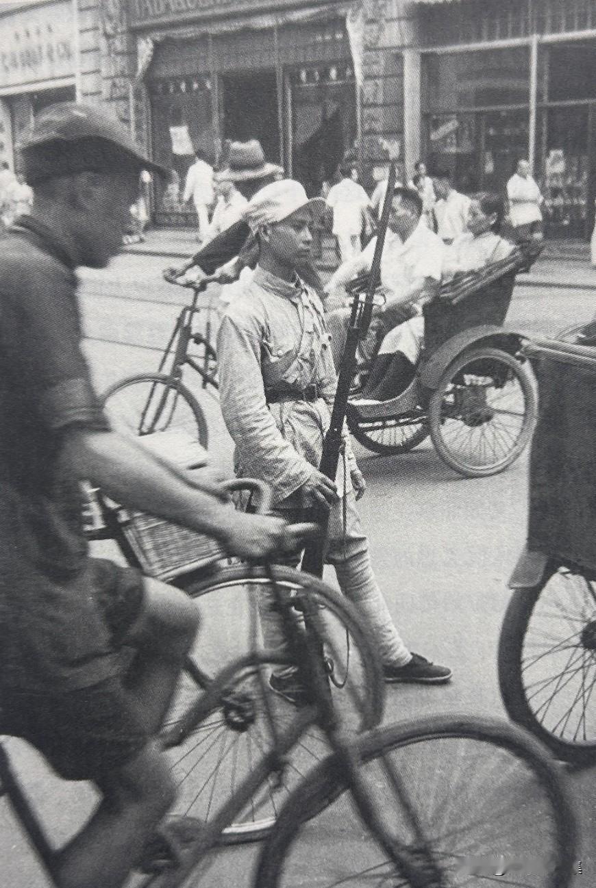 卡蒂埃一布勒松的经典作品——《上海，一九四九年）。当时上海刚刚解放，这位人民解放