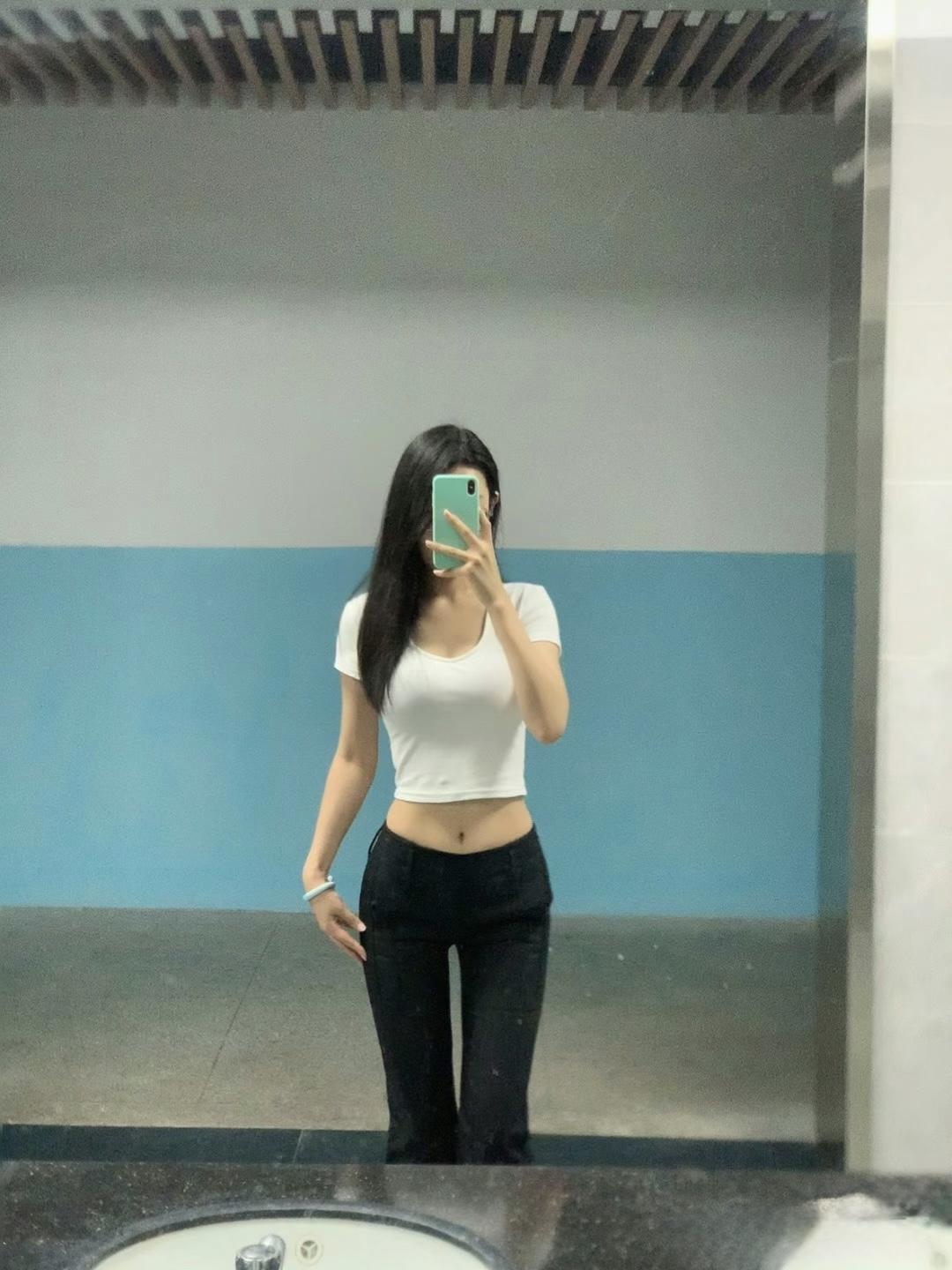 今晚去跟男神约会，穿哪一套能迷死他呀？友友们给点意见[灵光一闪]
约会吸睛穿搭