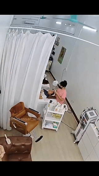 美容店女老板正在为客人做皮肤护理的时候。
她突然发现头顶的吊扇转动的有点异常？