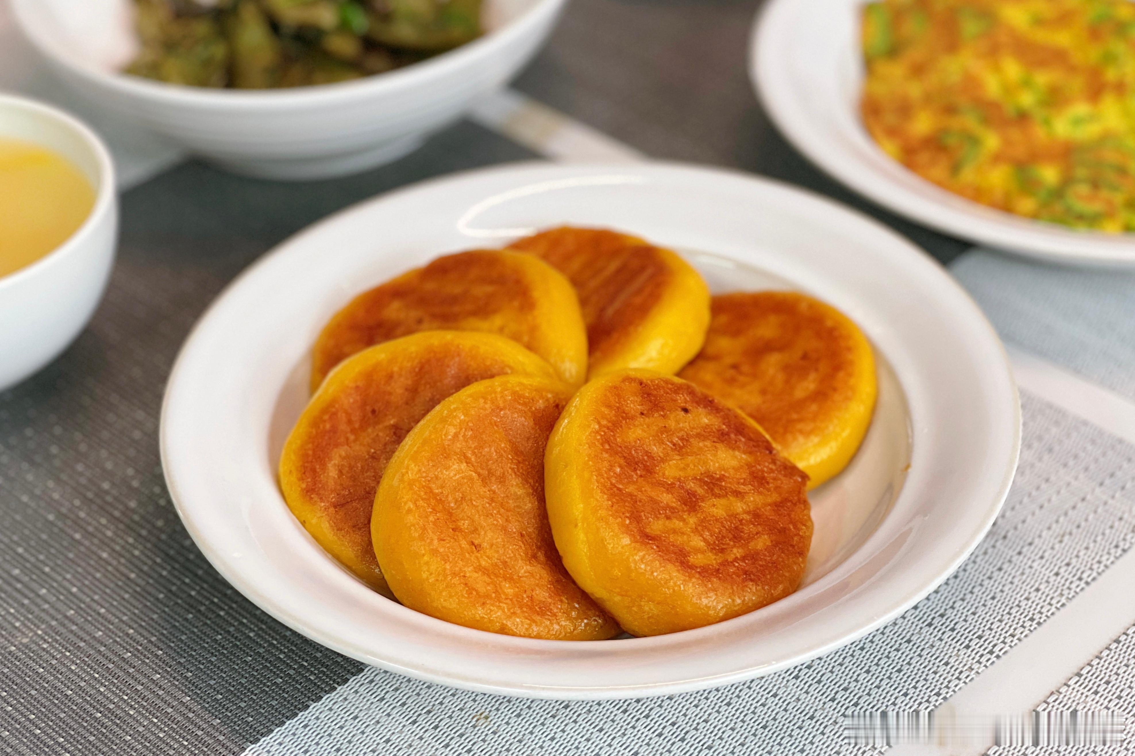 早餐南瓜糯米饼、苦瓜炒蛋、小咸菜、小米粥。早安～ ​​​