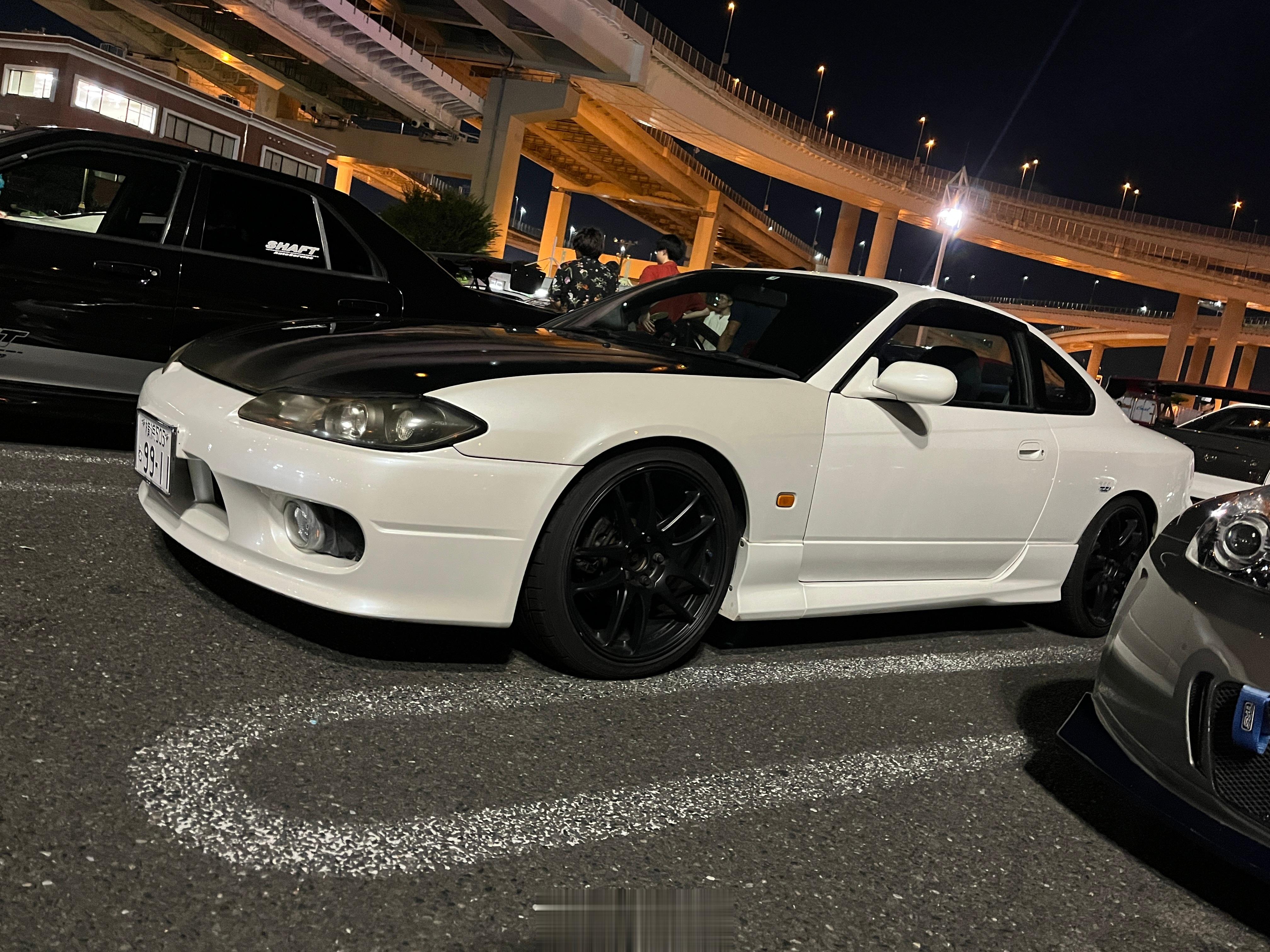 大黑还是依旧热闹，车还是那些车，但感觉外国人比本地人多很多，周围都是举着相机、手