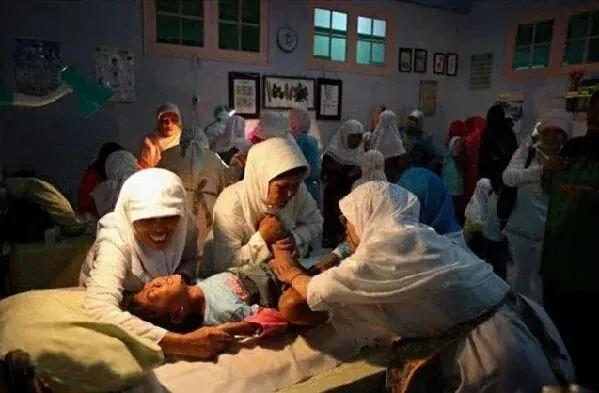 “只有进行割礼，才拥有贞洁。”所谓割礼，就是用刀割下女子身体的一部分，原以为只是