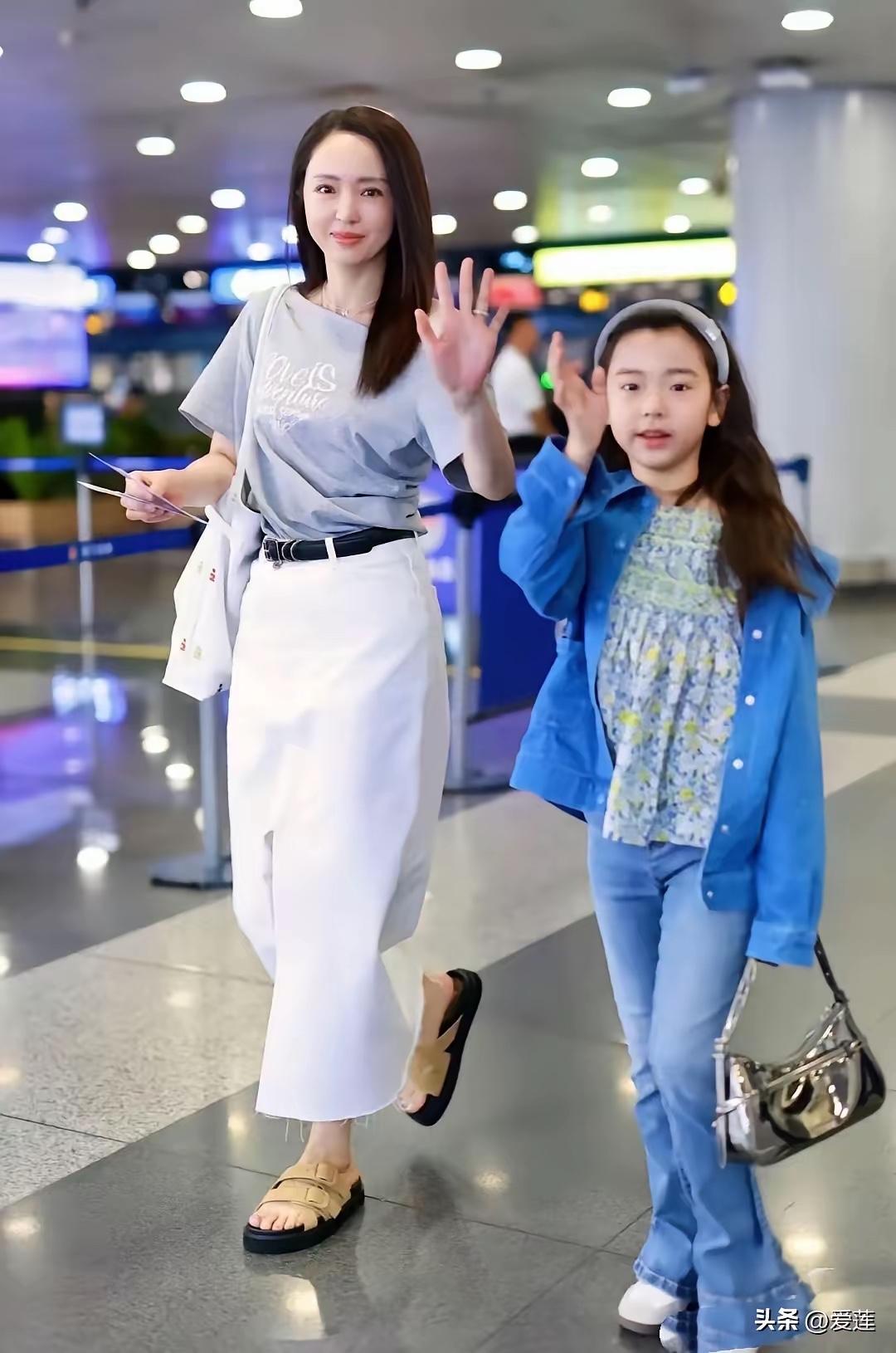 女儿遗传了妈妈良好的基因，小小年纪就已经很漂亮了