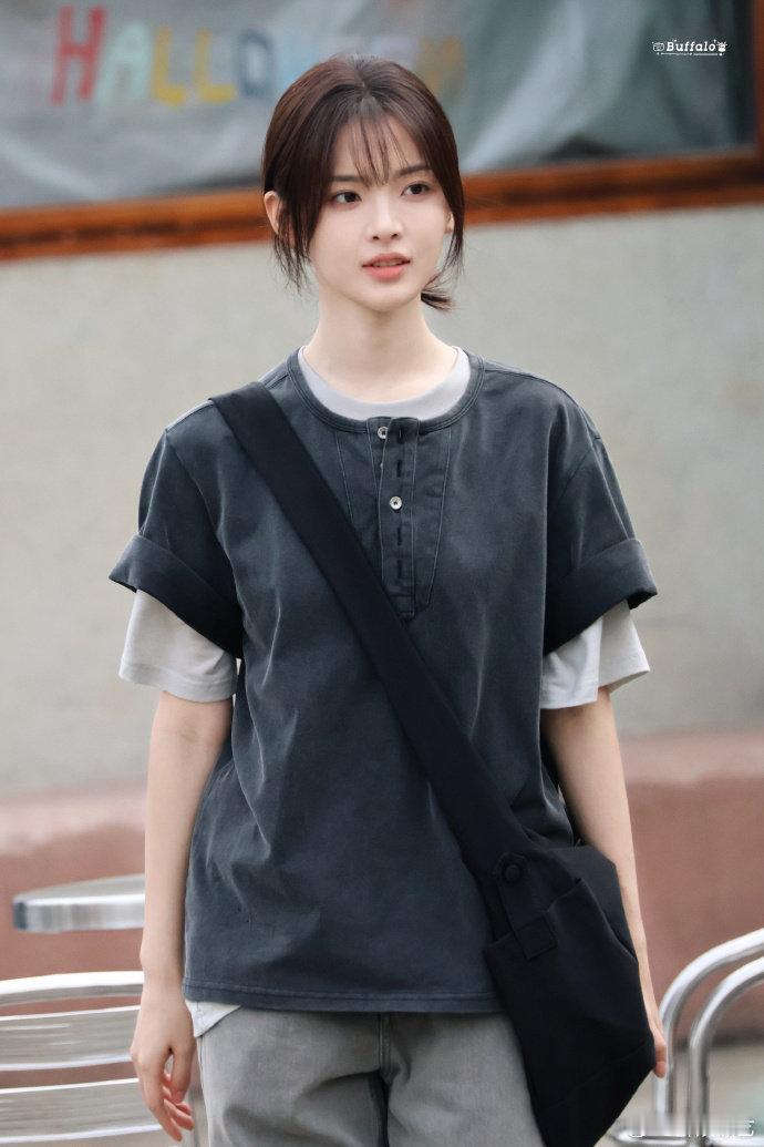 杨超越 代拍爆改站哥 代拍都忍不住偏爱！镜头里的杨超越又甜又飒，怼脸镜头完全扛住