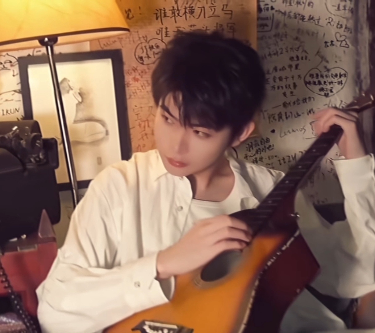 与九尾共赴鑫光璀璨🦊电竞夏日营业中这小眼神 