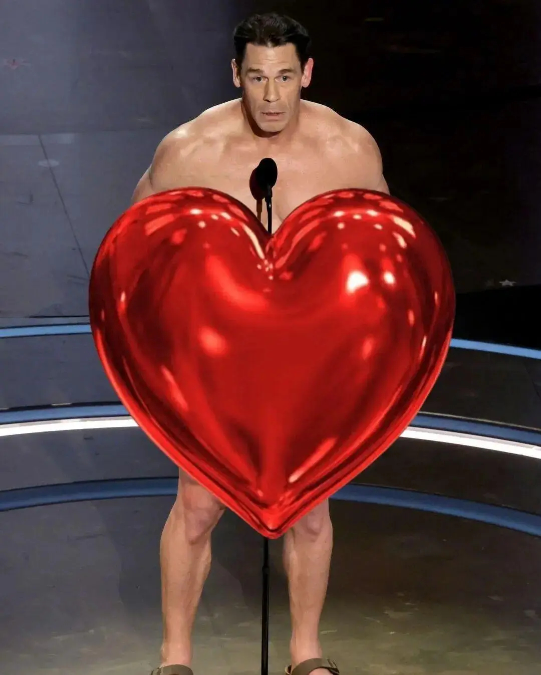 #盘点那些奇葩的颁奖方式#  演员约翰·塞纳全裸出镜，但他没有在舞台上奔跑，而是