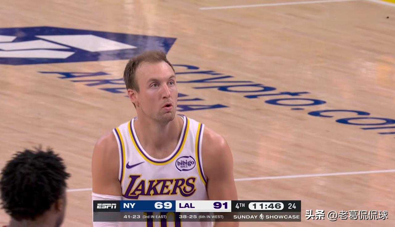湖人神射手肯纳德的调整能力真是太出色了！在今天湖人主场以110：97战胜尼克斯的