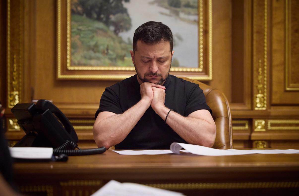 一句话，圣诞夜让整个世界后背发凉。

泽连斯基在节日致辞里，没有祈福、没有和平祝