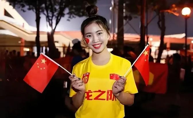 今天中午12点，中国足球圈里传出了四条新闻。首先，国家队又添了一位熟悉的老将——
