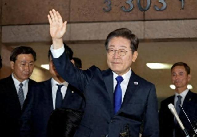 韩国彻底沸腾了！3月16号，韩国总统李在明的支持率，连着两周一路猛涨，直接冲到了