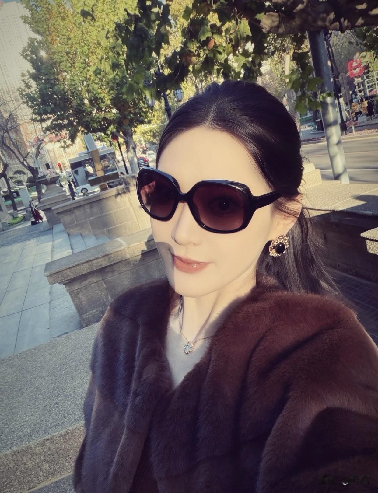 冬季最美穿搭推荐时尚都市女郎，棕色皮草外套，优雅气质，镜中自拍的魅力。