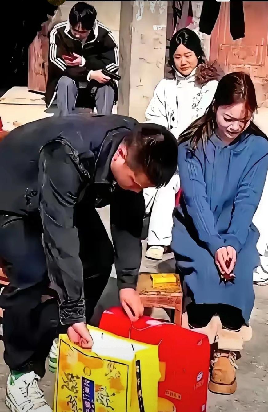 相亲尴尬瞬间：
几百元礼物引发的风波

最近，
一则关于相亲的小故事在网上引起了