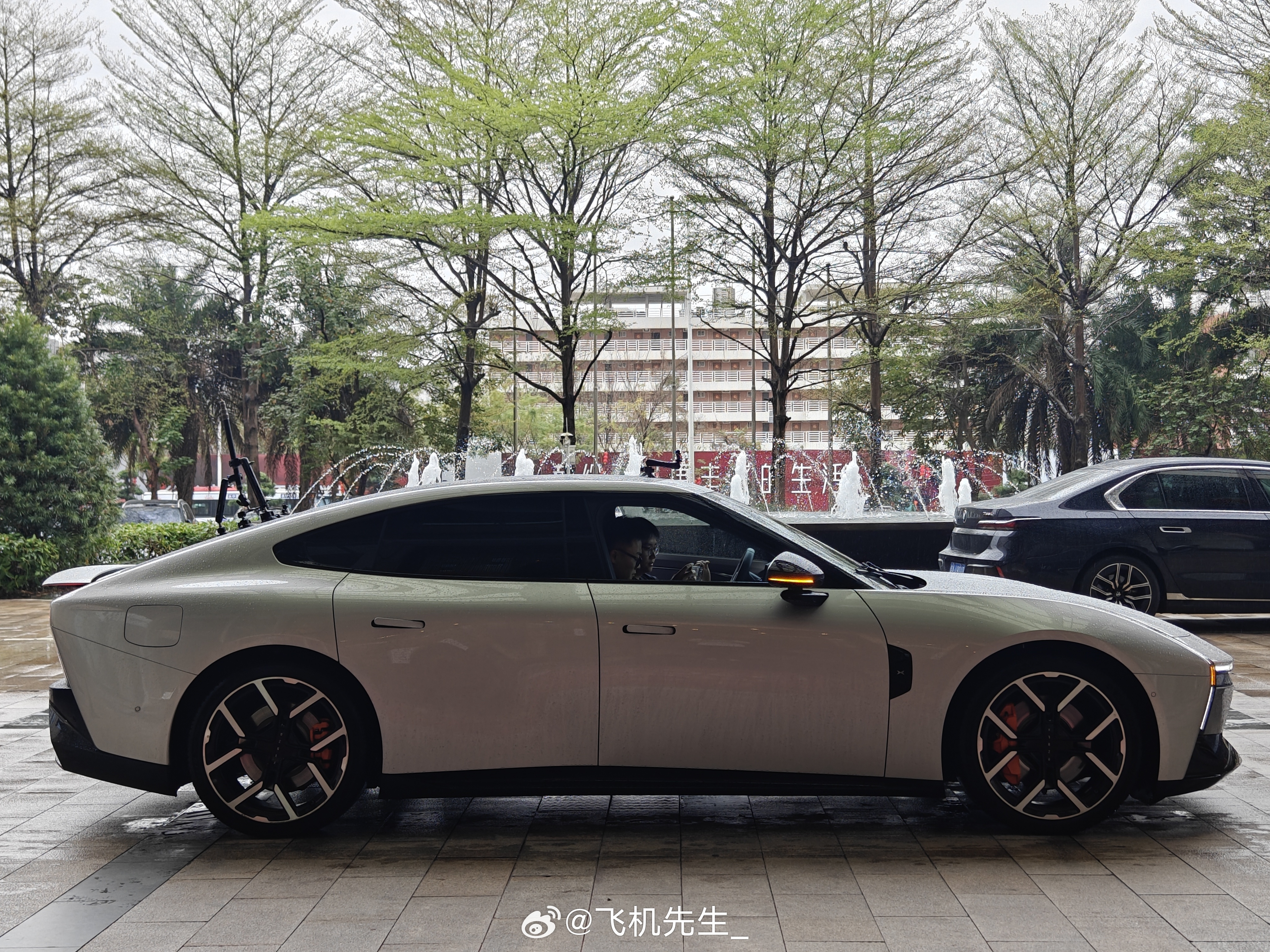 今天广州实战了下小鹏 VLA 2.0。1、工程能力还是很强。    今天试驾完全