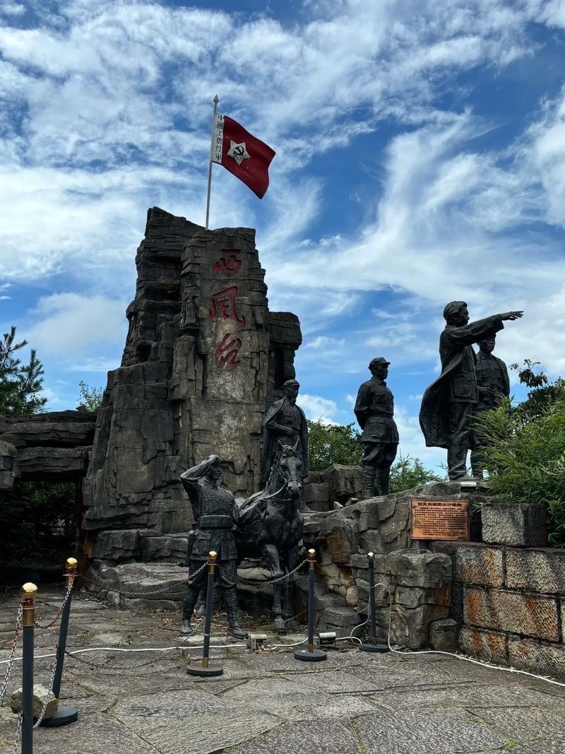 浣溪沙 · 娄山关

万仞千峰叠嶂峦，
红营扼守拒狼团。
坚持昼夜镇雄关。

后