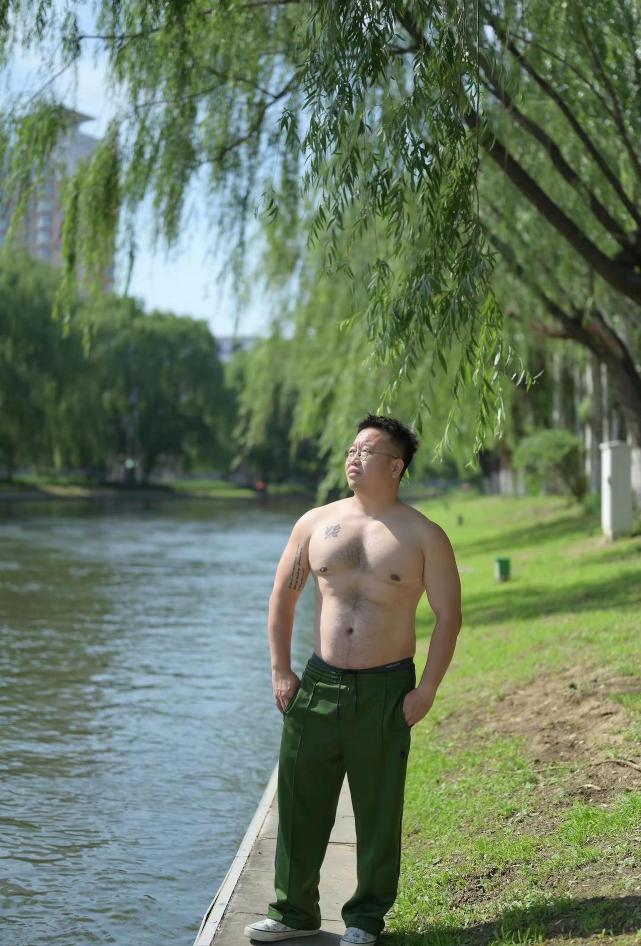 护城河—沈阳。你的沈阳生活瞬间 沈阳街拍 壮壮的身材 健身户外穿搭