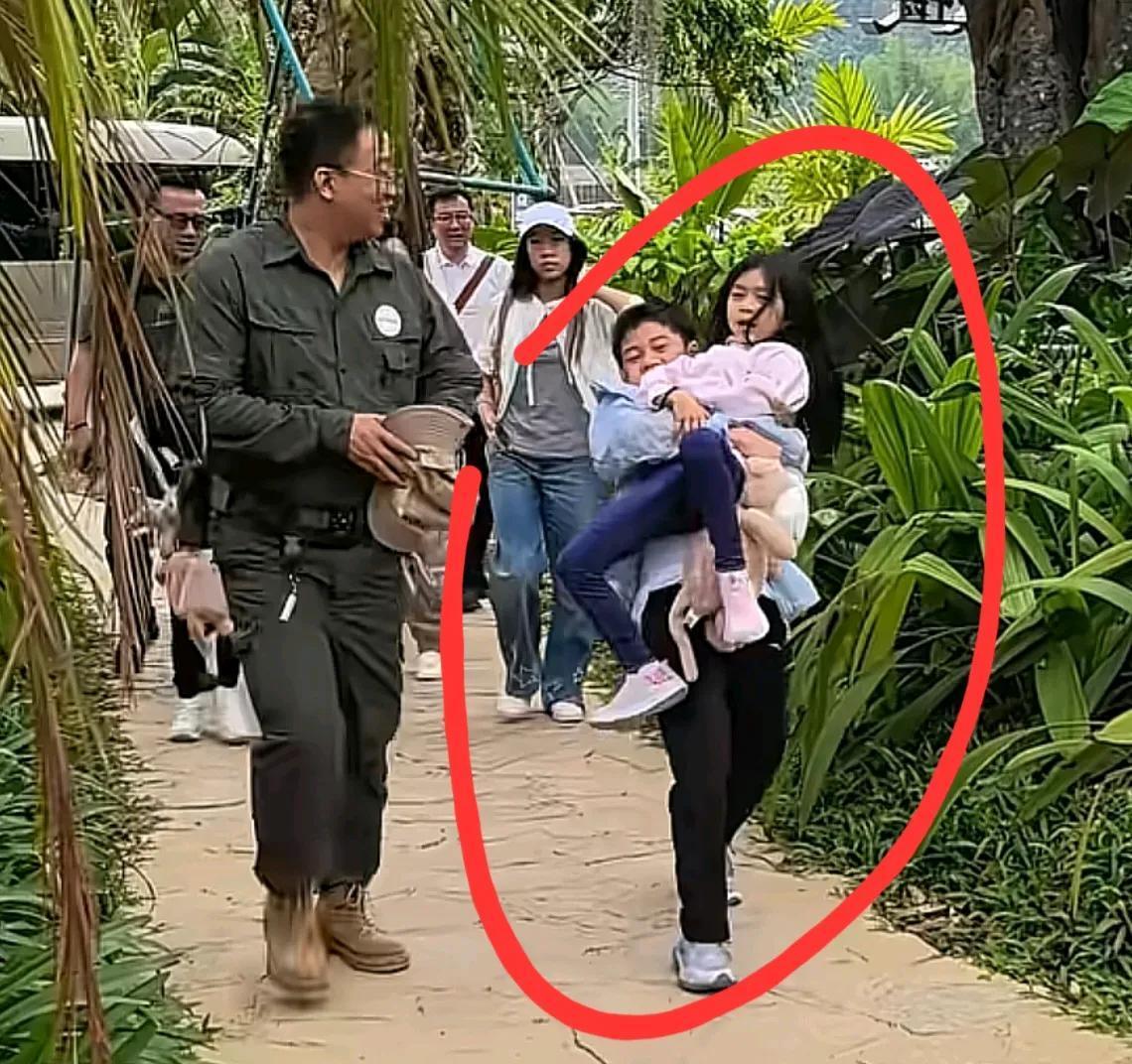 霍启刚把空姐递来的免费升舱卡推了回去，说孩子要看云。
这话传上网，当年骂声一片