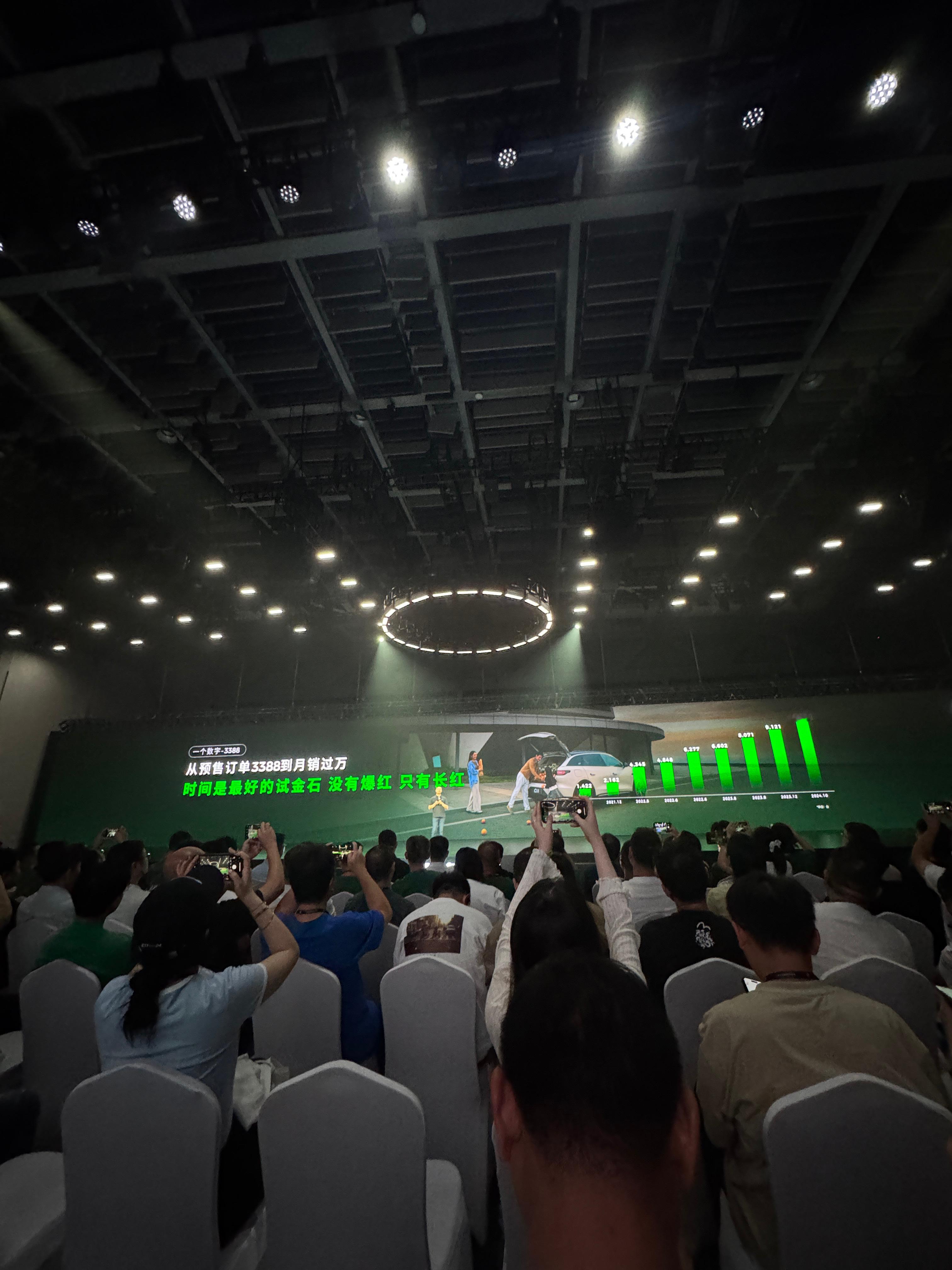 朱江明：我们预售订单不到雷总的百分之一。众人：哈哈哈哈大v聊车 ​​​