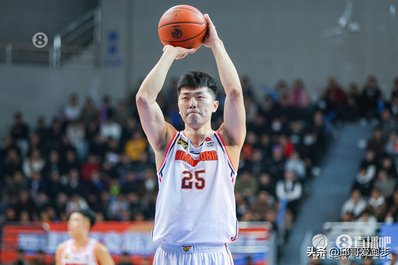 第四节必须要给他大大赞！小伙子可以！投不进一直投！出了机会绝不手软。张浩嘉今天拿