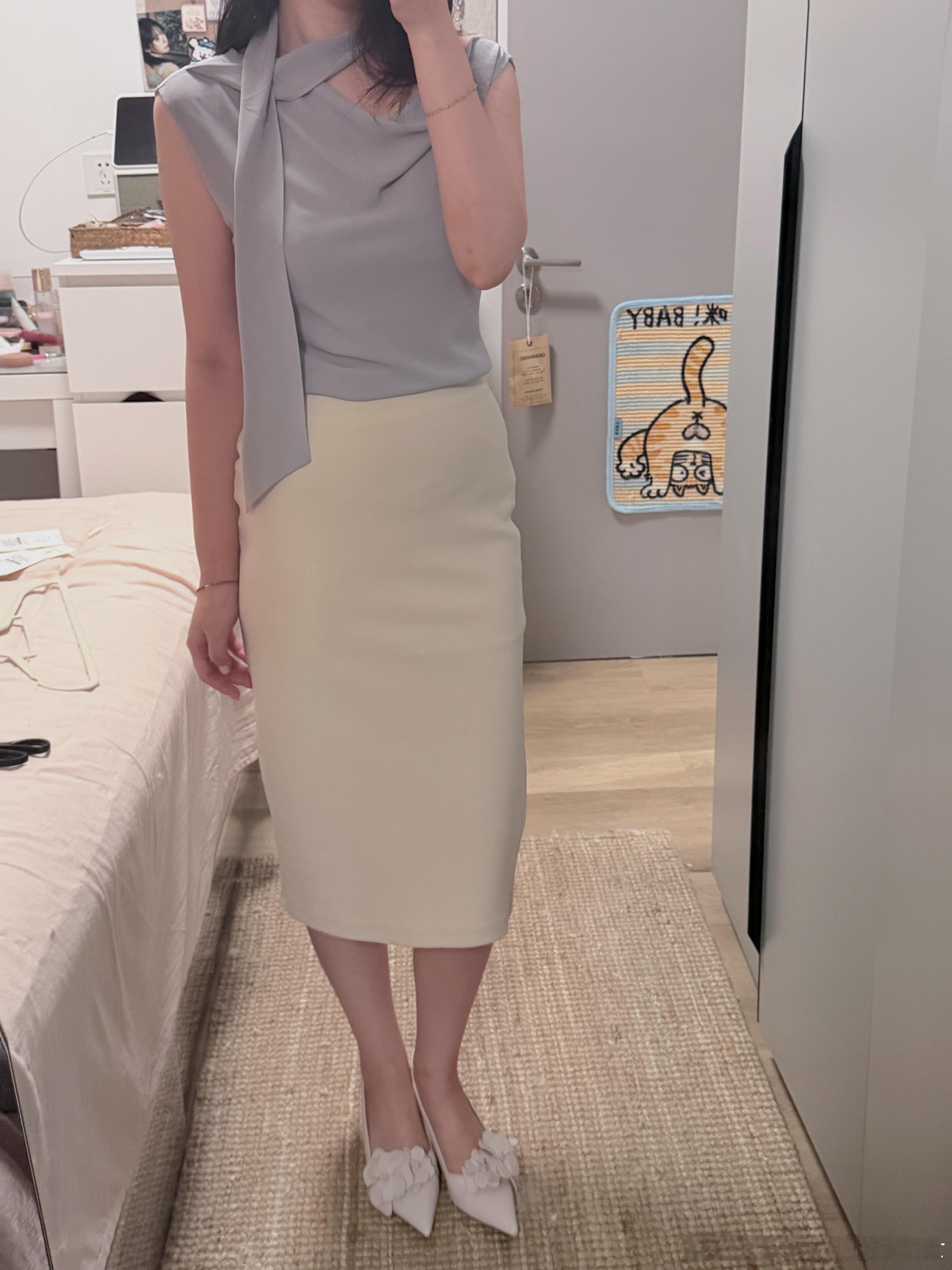 试衣服。美丽，喜欢。 