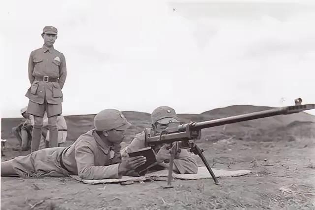 1942年中国远征军获得美援军械建军，还接收了英国的博斯反坦克步枪，称其为博爱式