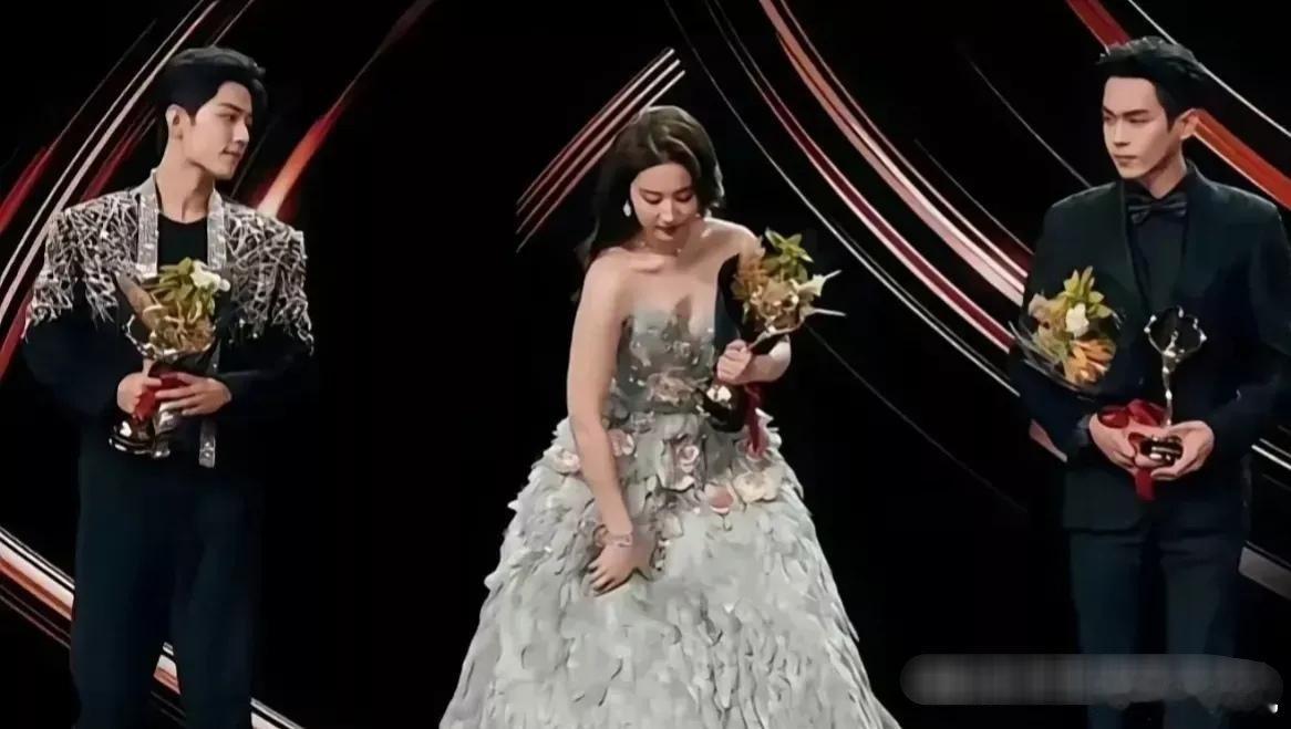 张若昀和肖战都站在旁边看着，谁都不敢帮刘亦菲提一下裙子[吃瓜]是不是生怕被炒cp