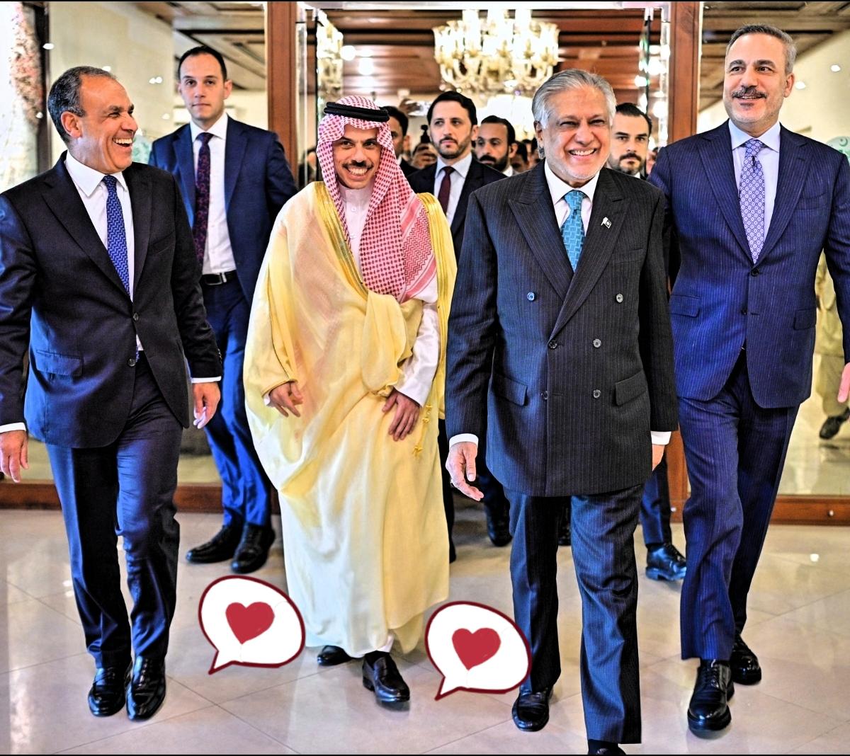 前阵子还在边境互相扔炸弹，转眼就玩起了硬核护送。

巴铁这次的操作，真是绝了。