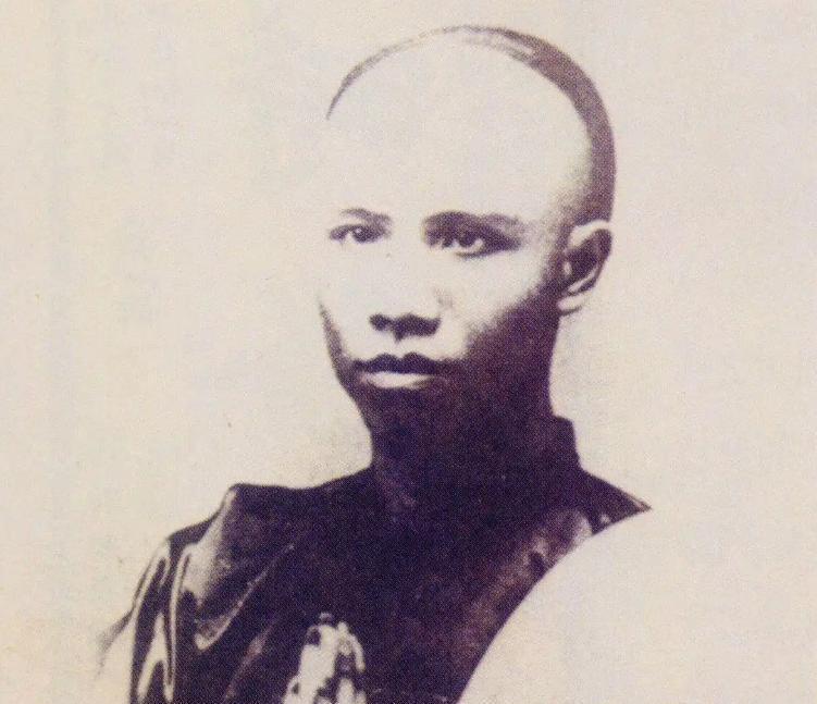 【补充】1898年，北京宣武门外的菜市口刑场上，空气中弥漫着肃杀与血腥气息。
