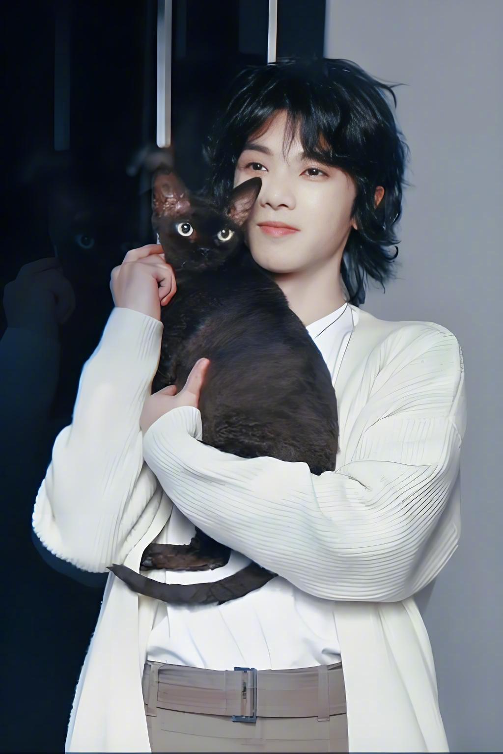 华晨宇喂猫吃巧克力蛋糕 …华晨宇一直以来的人设不就是爱猫人士吗？该不会连猫咪不能