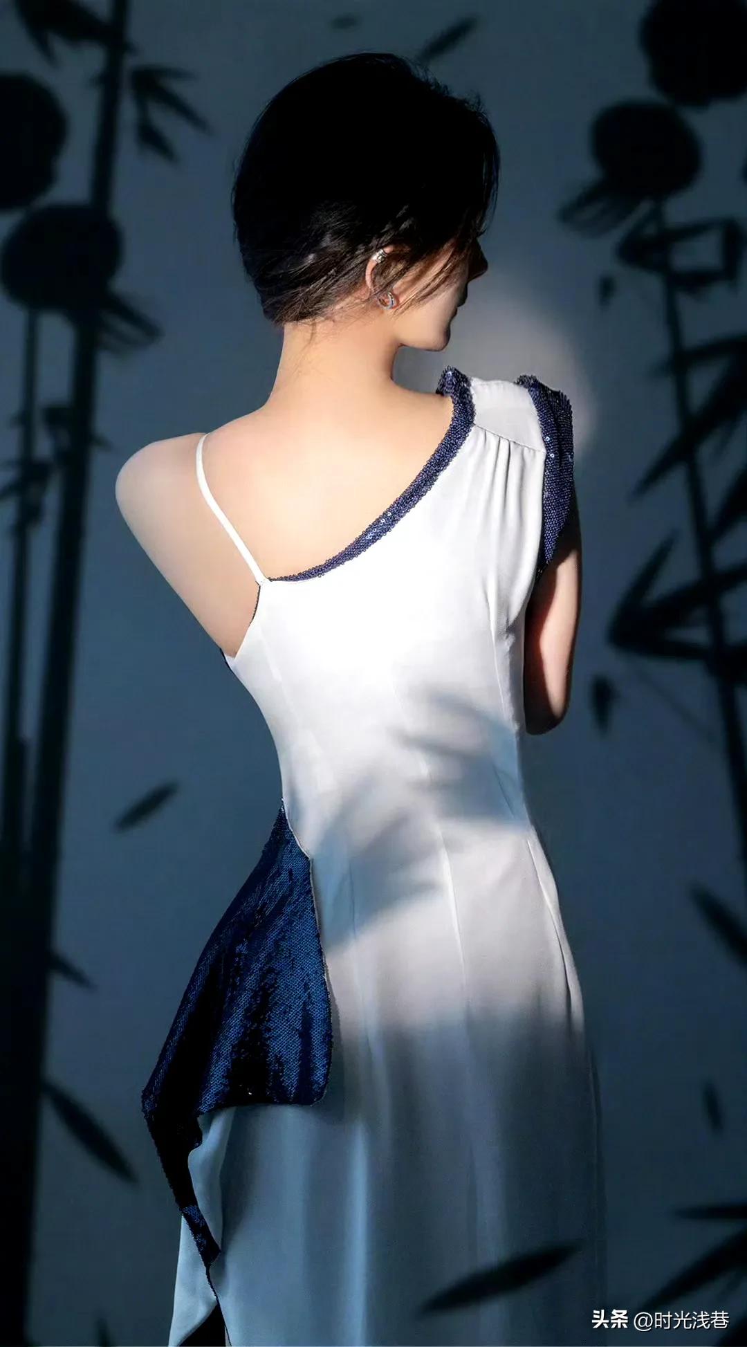 从背影能看出她是那位女星吗？她拍的古装剧都很火，她唱歌也好听。大家猜到了吗？女星