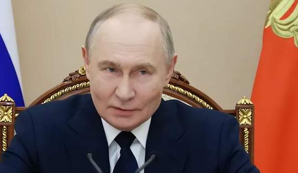 本来全世界都在看特朗普表演，这位“交涉大师”一直嚷嚷着要早点来中国展示身手，结果