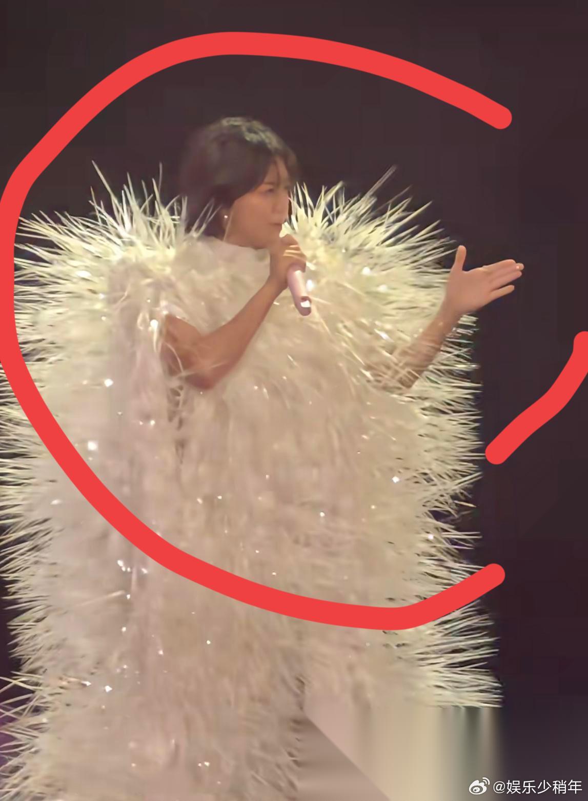 孙燕姿也是堂堂一个天后， 就穿这些吗，我不服，没资源了吗？ 天后的造型已经成了全